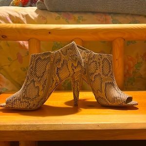Women’s size 8 Charles Jourdan faux snakeskin open toed 3 inch pump